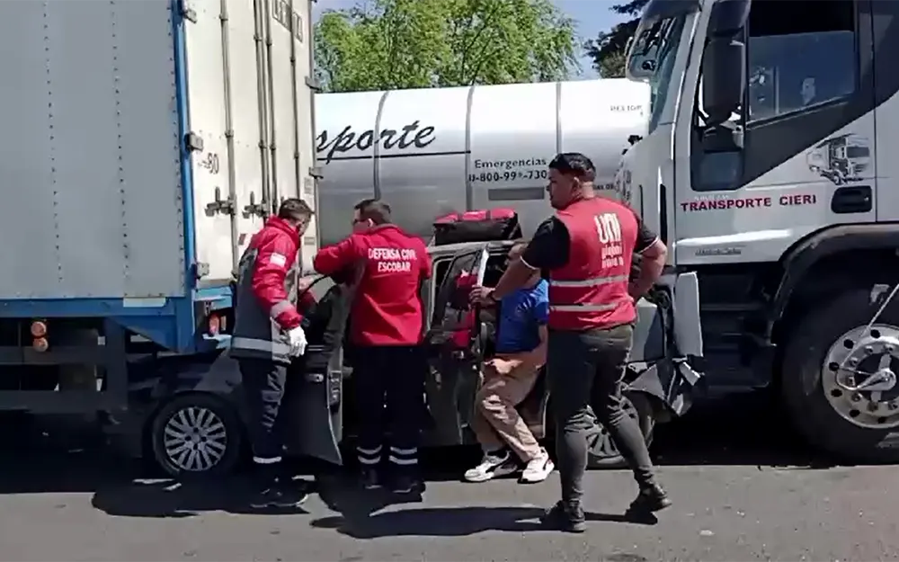 el Gol quedó atrapado entre dos camiones