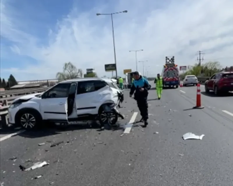 El Nissan Kicks en el que viajaba una familia terminó chocando contra el guardarrail tras recibir el impacto de atrás
