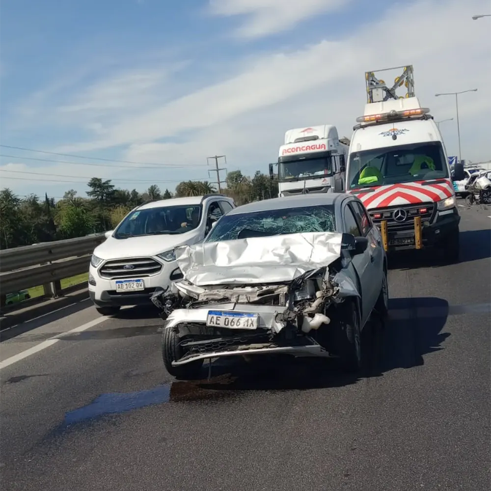 El Gol, en el medio de la Panamericana, con el frente roto por el choque
