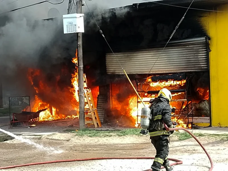 bomberos combaten el incendio en el comercio