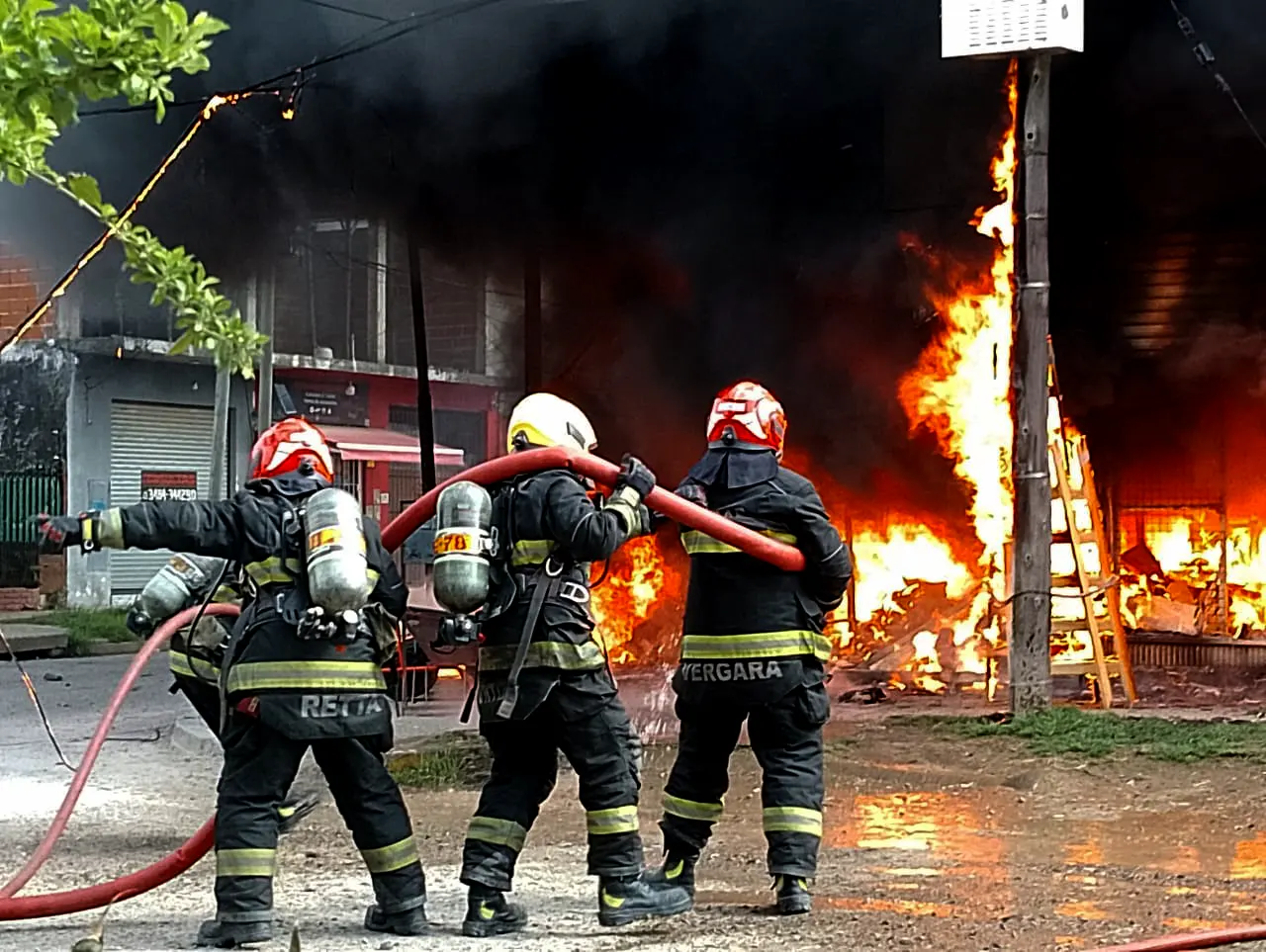 bomberos combaten el incendio en el comercio