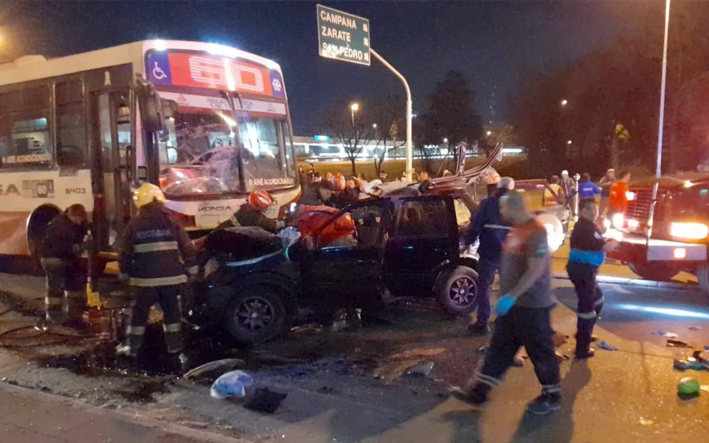 Una camioneta chocó de frente contra un colectivo bajo el puente de la ruta 25