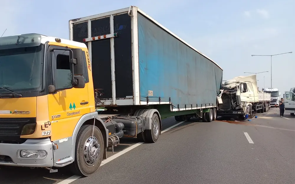 Violento choque entre dos camiones en la autopista: un conductor está grave