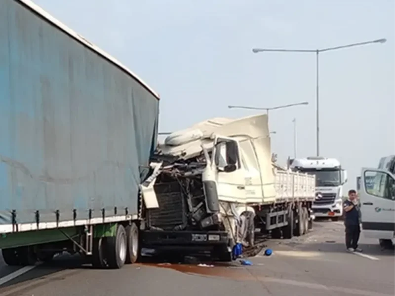 el impacto del Scania en la parte trasera del Mercedes Benz