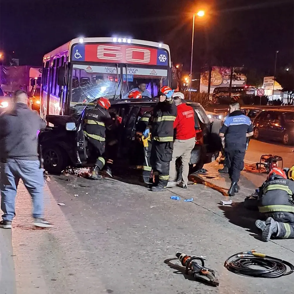 la camioneta se incrustó frontalmente contrea el colectivo