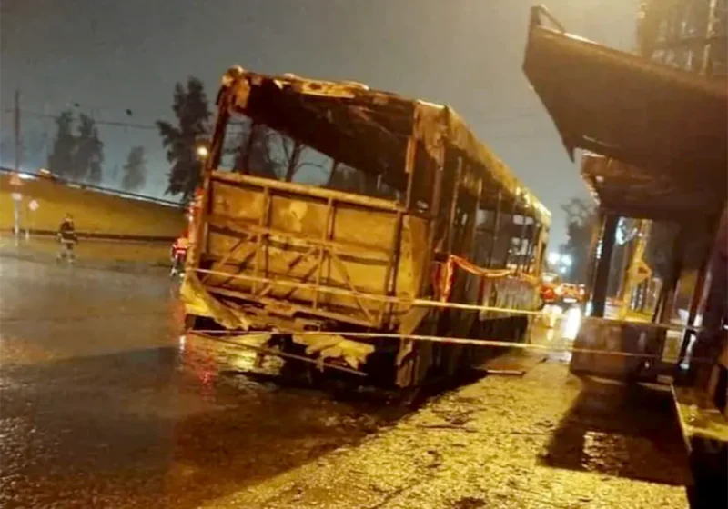 el colectivo quedó devastado por las llamas