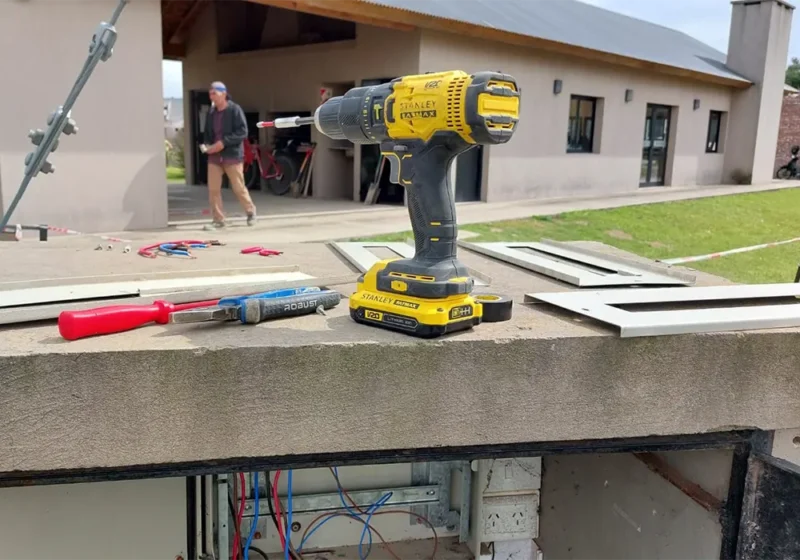 herramientas que utilizaba el electricista fallecido en el country de Maschwitz