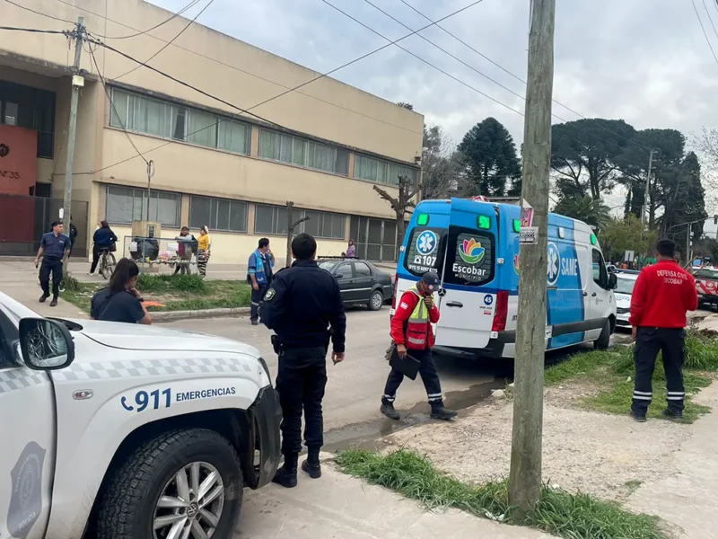 personal policial y del SAME en la puerta de la escuela