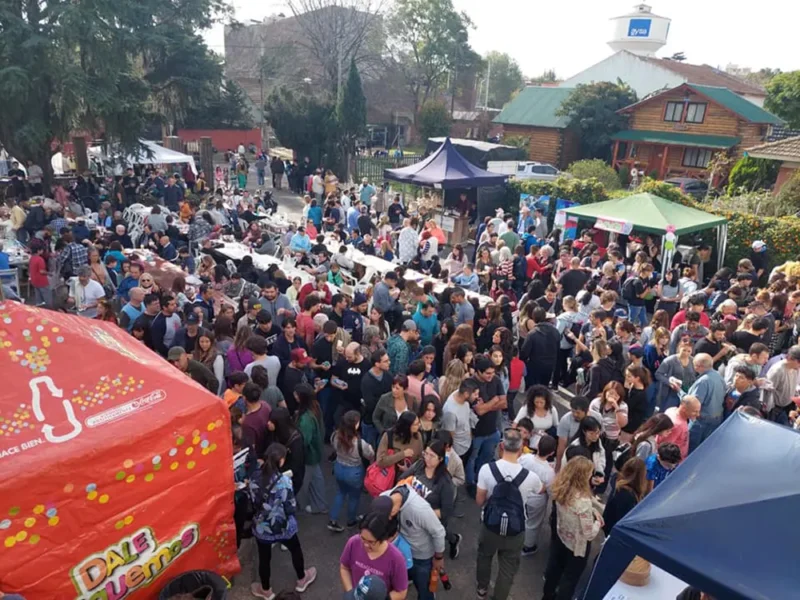 gente en el patio de la asociación japonesa, durante una de sus ferias