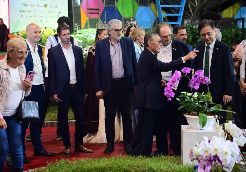 autoridades y público recorren la exposición