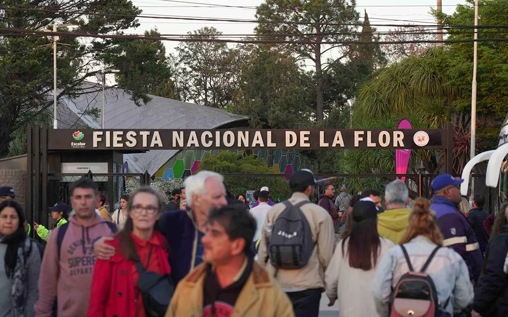 gente ingresando a la fiesta de la flor