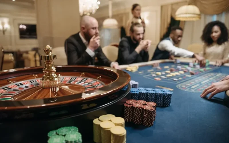 gente jugando a la ruleta en el casino
