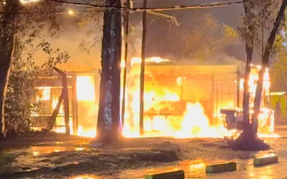 Un colectivo de la línea 228 se prendió fuego en la entrada de Maschwitz