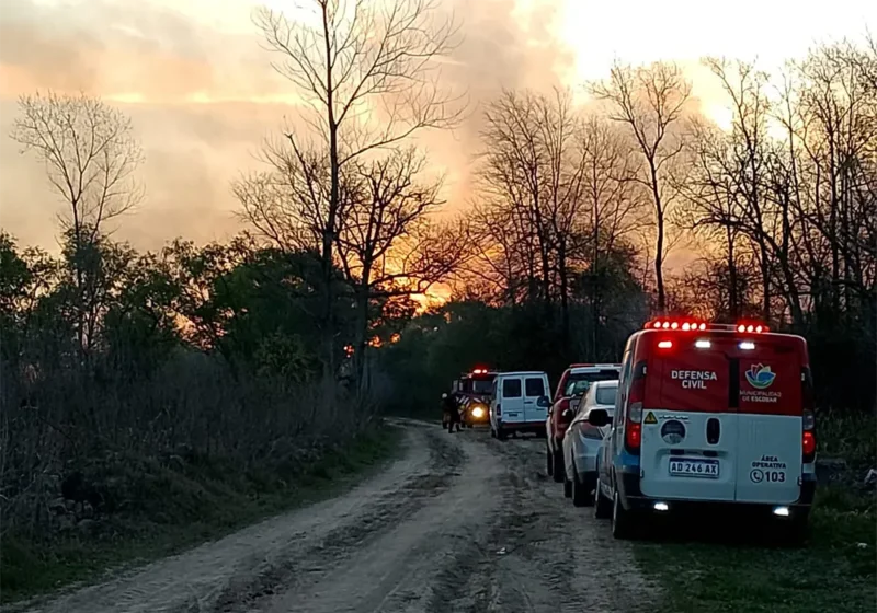 móviles de Defensa Civil y de bomberos en la zona del incendio