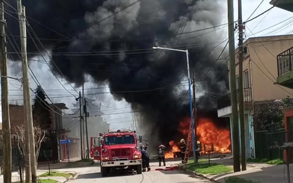 Devastador incendio en el barrio Lambertuchi arrasó con un comercio