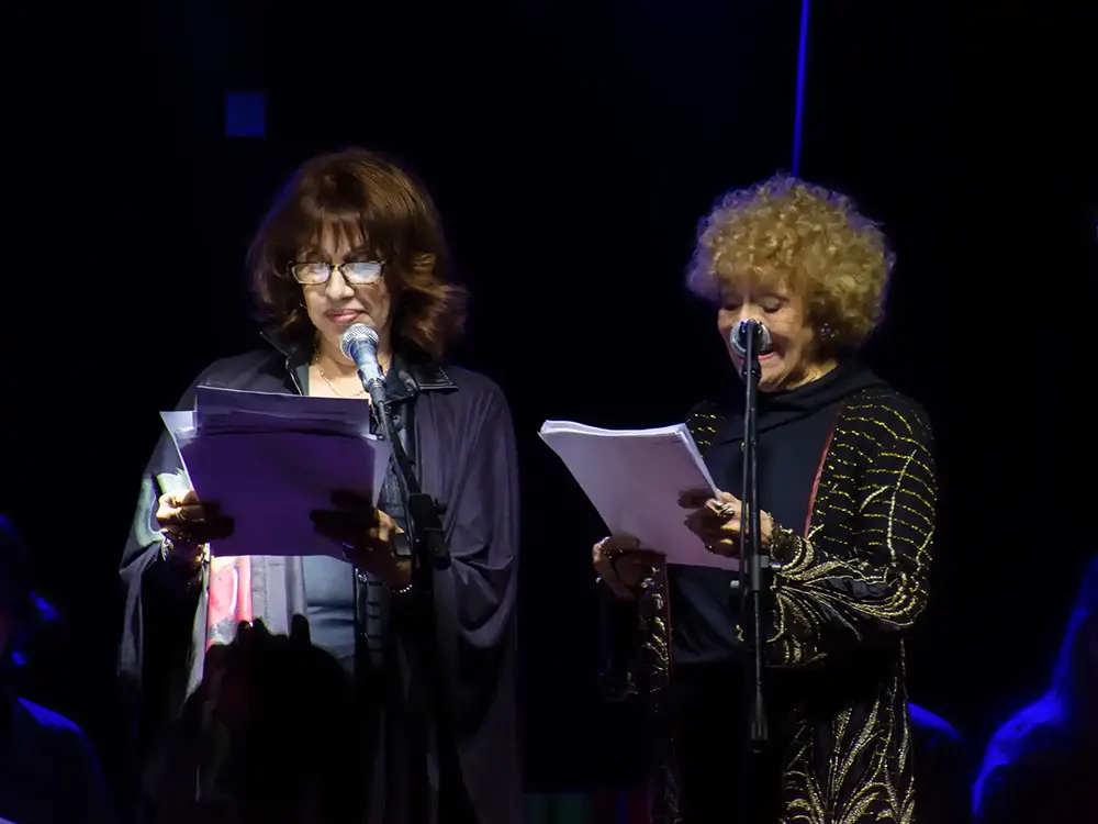 Nora Cárpena junto a María Rosa Fugazot en una función de radioteatro