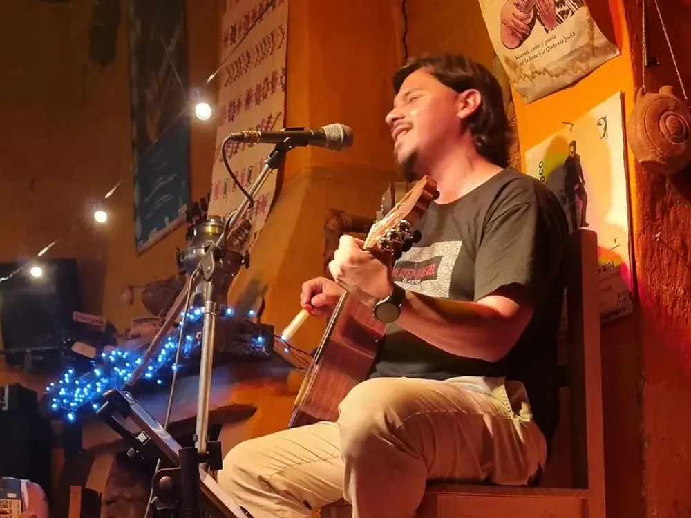 El escobarense Leandro Barreto tocando la guitarra en uno de sus shows