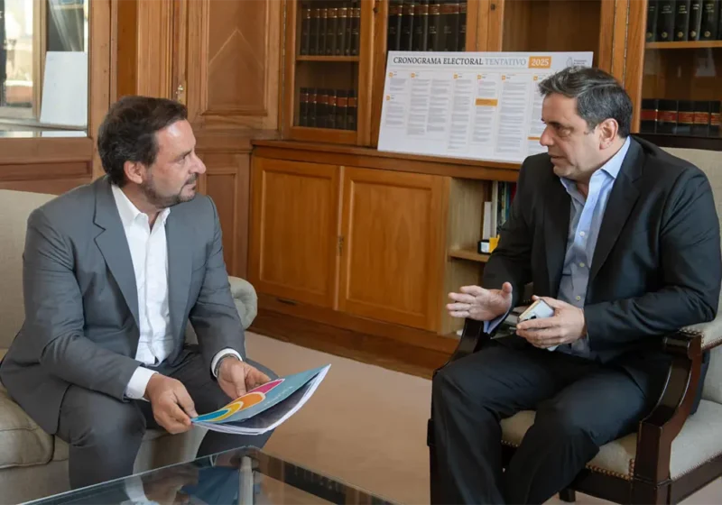 Ariel Sujachuk dialoga con Lisandro Catalán