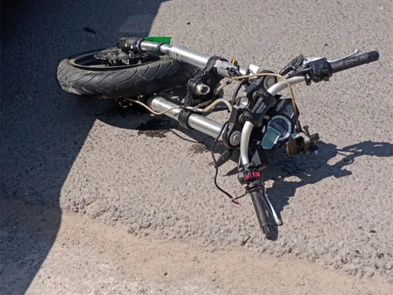 manubrio completo arrancado de la moto durante el accidente