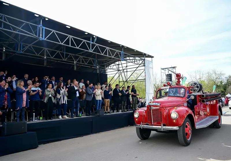 una autobomba hace su paso frente al palco en el desfile cívico del año pasado en Maschwitz