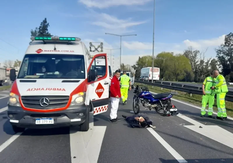 el motociclista herido y recostado sobre la Panamericana, espera ser trasladado al hospital