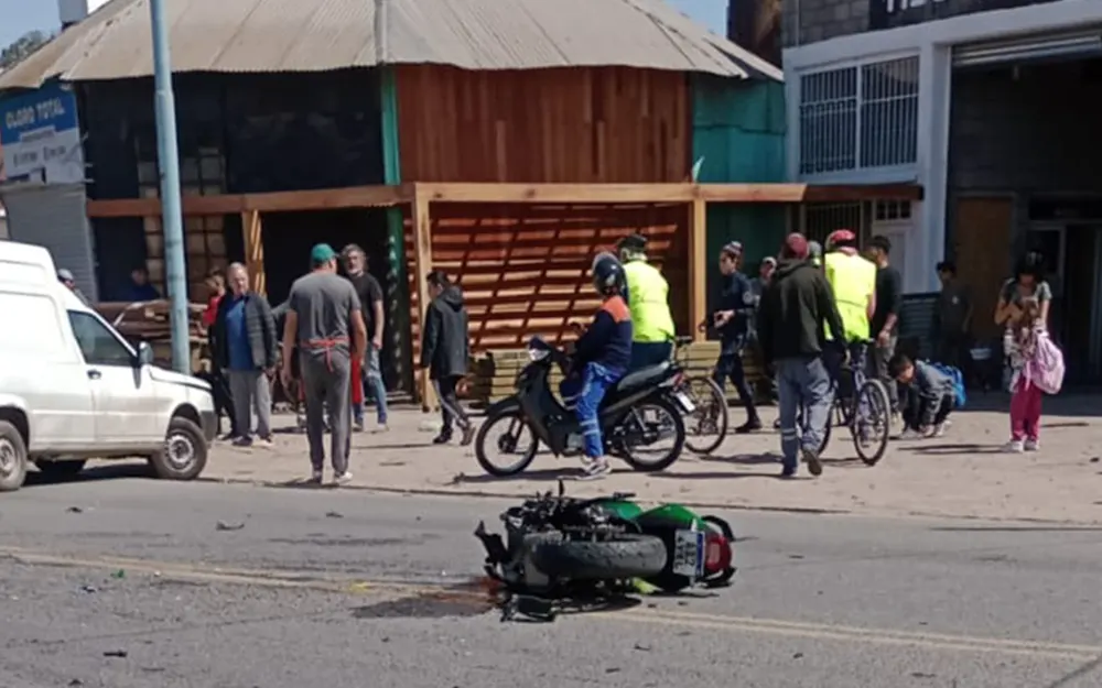 Impresionante accidente en la avenida San Martín: una moto se partió al medio