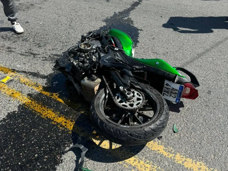 moto verde partida al medio por el accidente