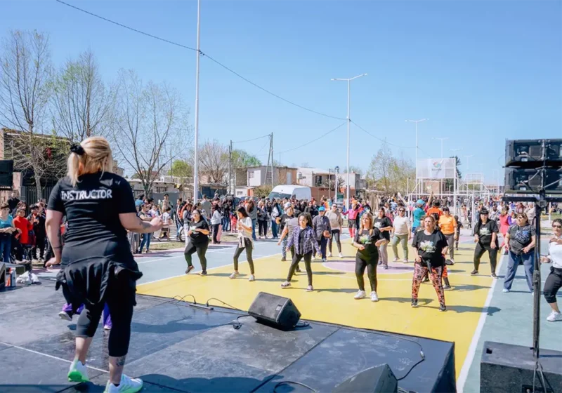 clase abierta de zumba en la jornada inaugural del parque lineal