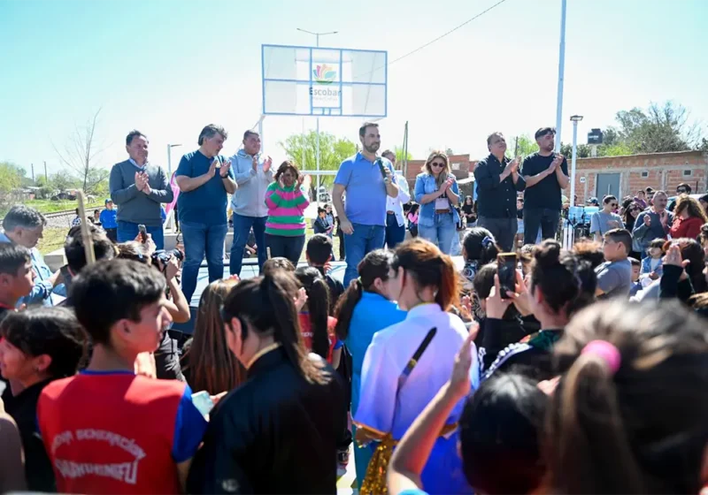 Sujarchuk habla ante la gente en la inauguración del parque lineal