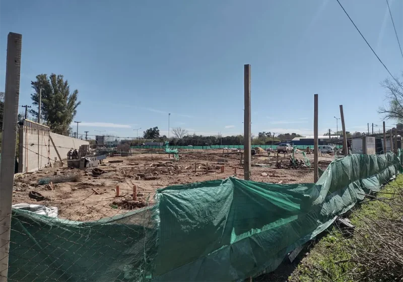 obra en construcción del futuro paseo de compras de loma verde