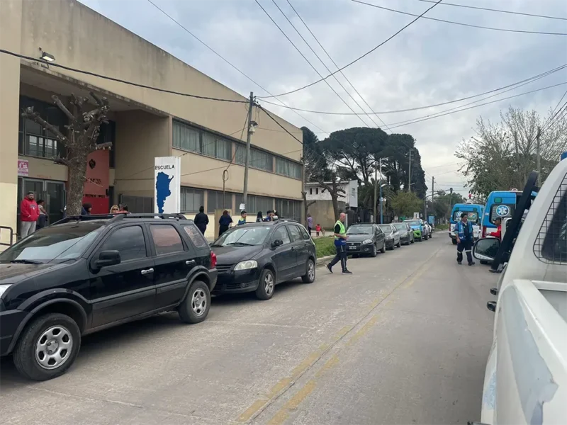 personal policial y del SAME en la puerta de la escuela