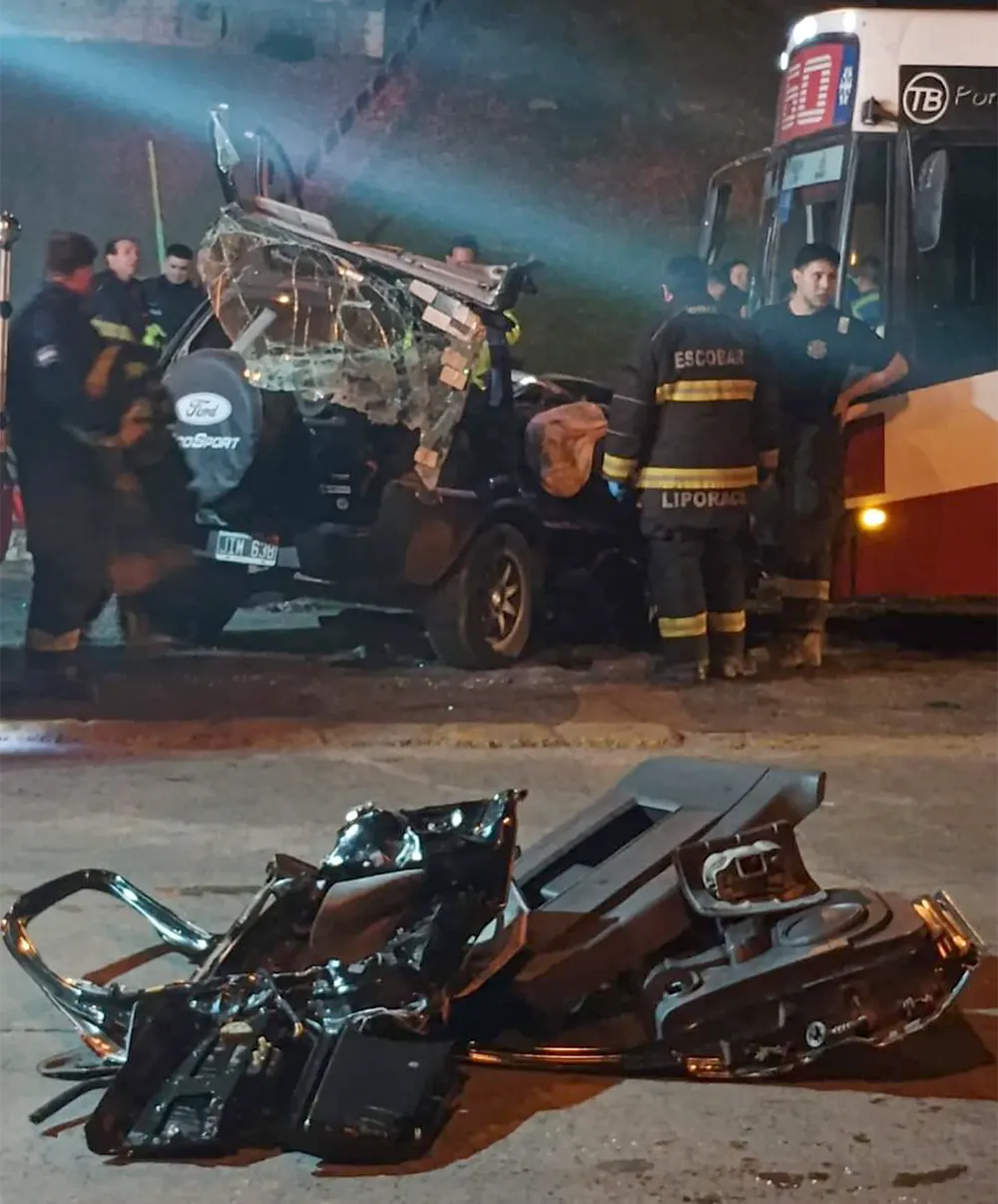 los bomberos tuvieron que cortar la camioneta con tijeras hidráulicas para rescatar a las víctimas