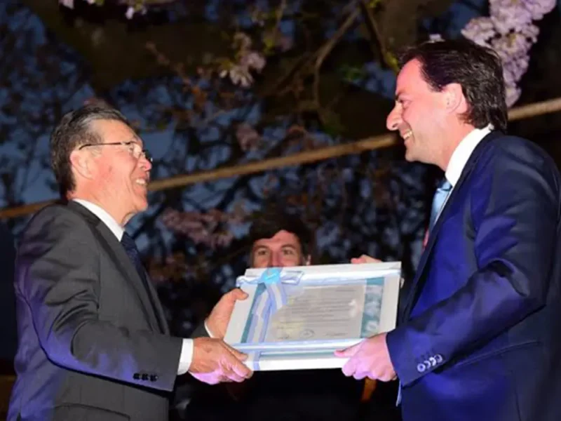 Tetsuya Hirose recibe la distinción de ciudadano ilustre de manos de Ariel Suajrchuk en 2016