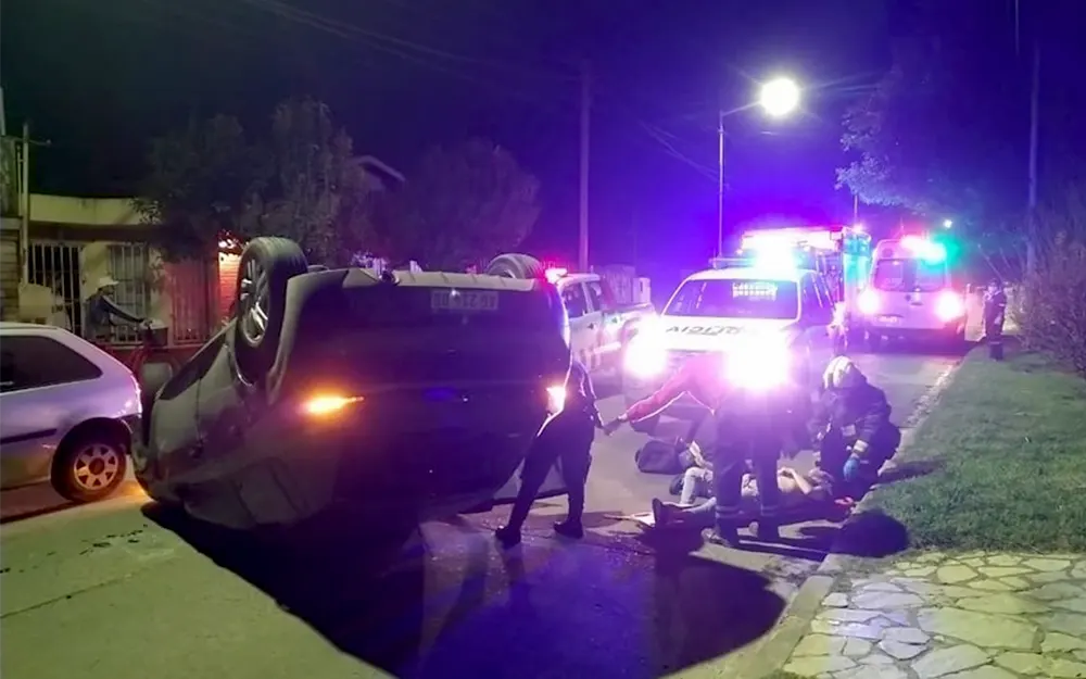 vuelco auto escobar auto volcado sobre la calle