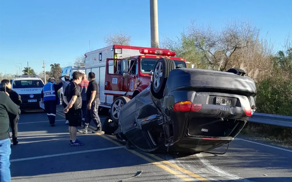 Choque múltiple y vuelco en el camino al Paraná de las Palmas: varios heridos