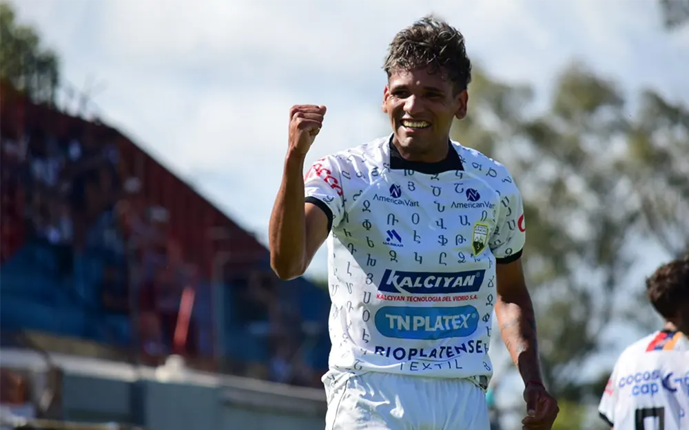 Primera B: Armenio goleó y mantiene viva la ilusión del campeonato