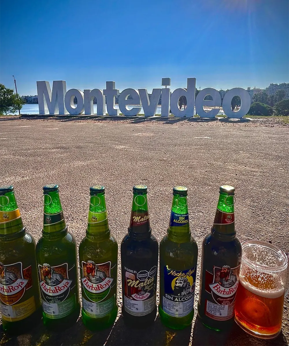 Botellas de BarbaRoja frente al cartel turístico de Montevideo