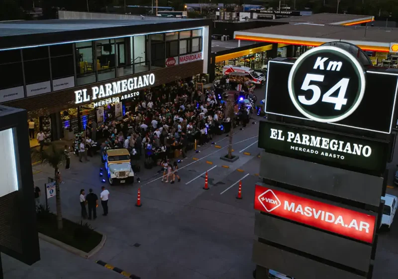 el público colmó el espacio reservado para la fiesta de apertura de El Parmesano