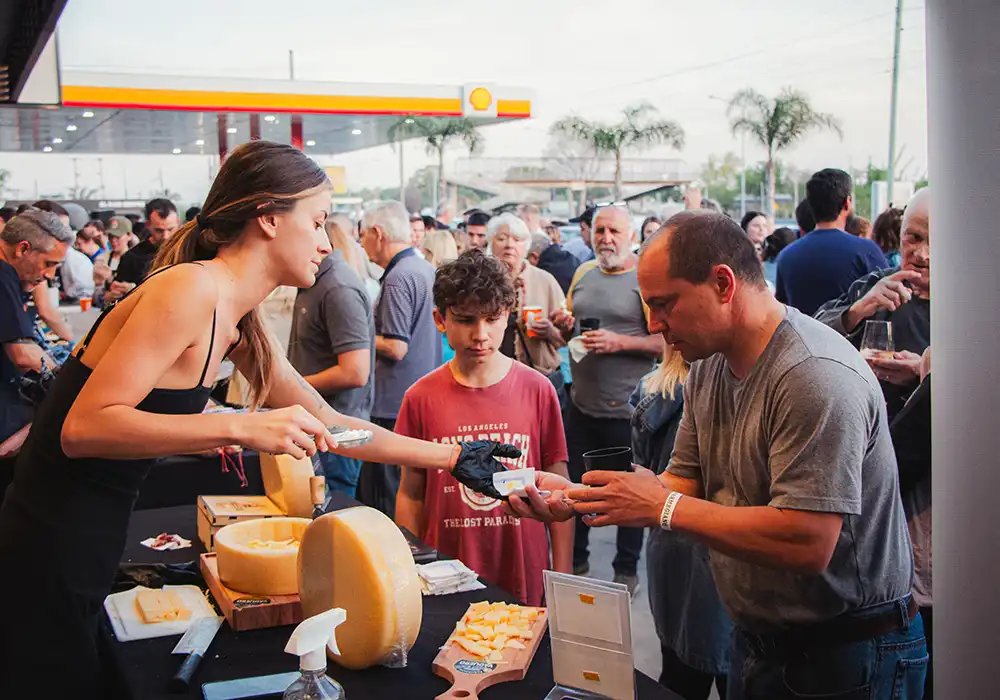 gente disfrutando de quesos, fiambres y bebidas