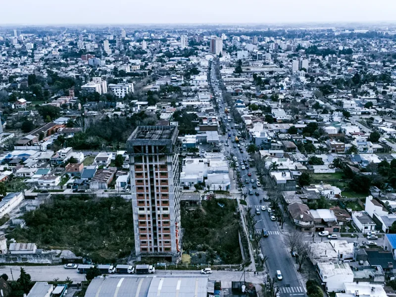 Edificio visto de este a oeste desde un drone