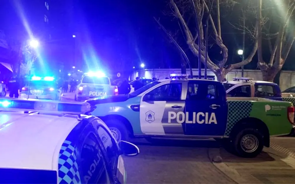 Patrulleros Patrulleros cerrando una calle con las sirenas encendidas