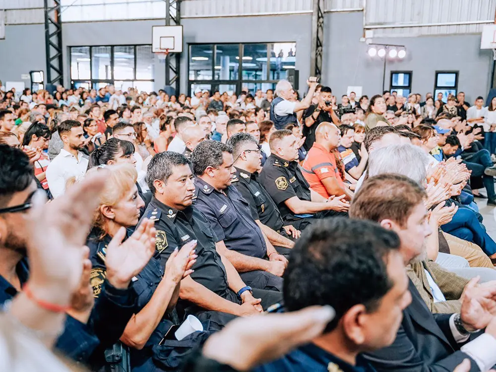 Miembros de las fuerzas de seguridad presentes en la conferencia