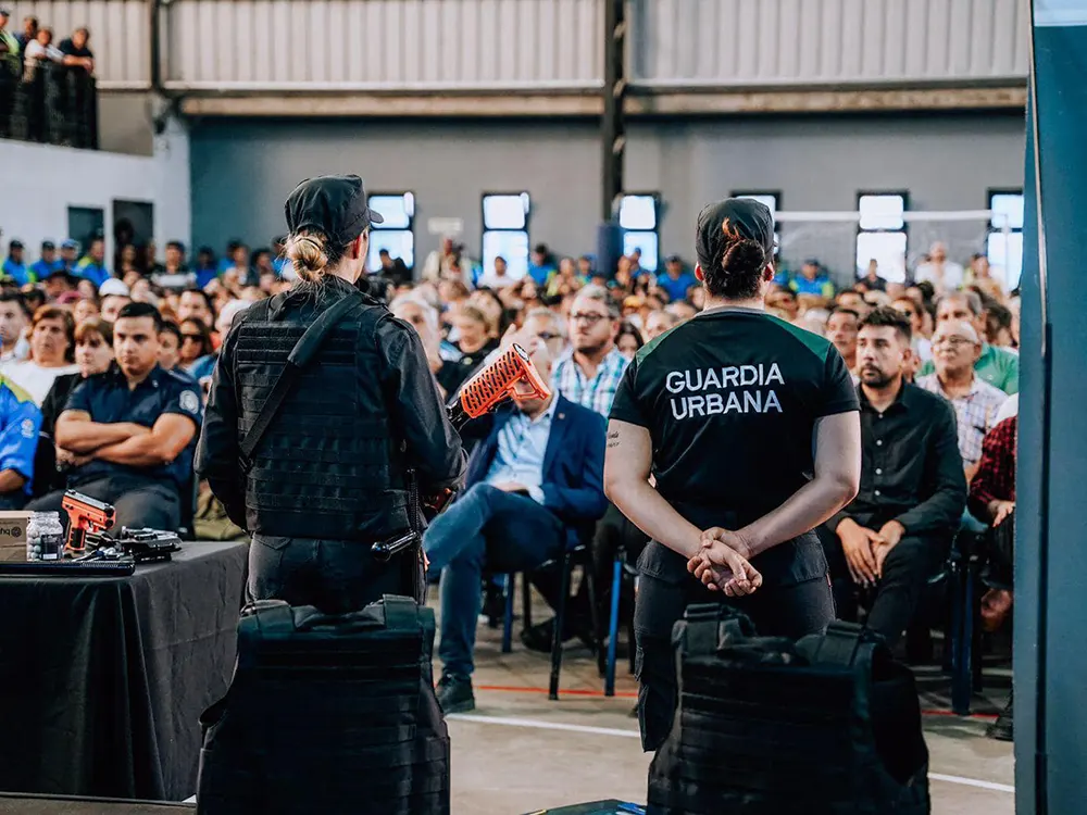 Una mujer policía y una guardia urbana en la presentación del plan de seguridad