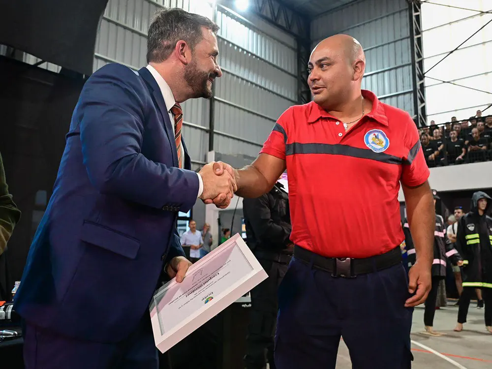 El intendente le entrega un reconocimiento a un efectivo de Defensa Civil