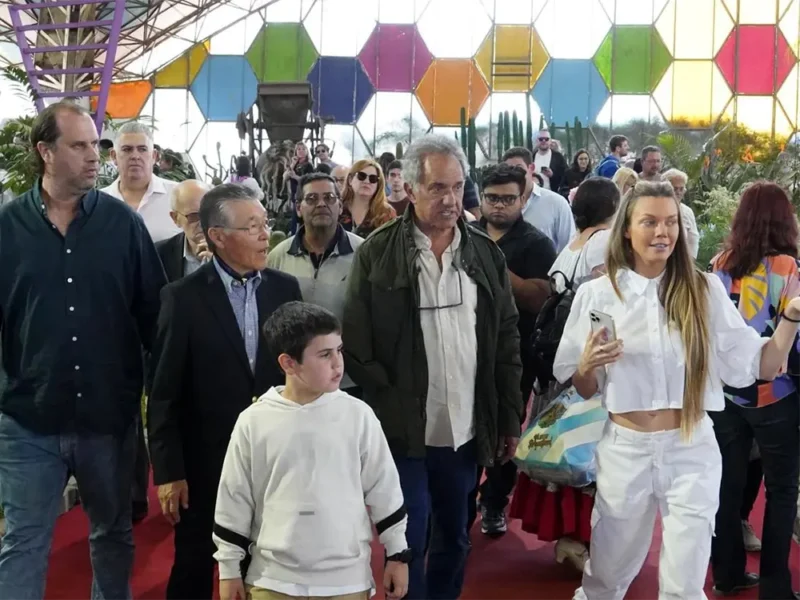 Scioli recorre el pabellón principal de la Fiesta de la Flor junto a Hirose y Berger