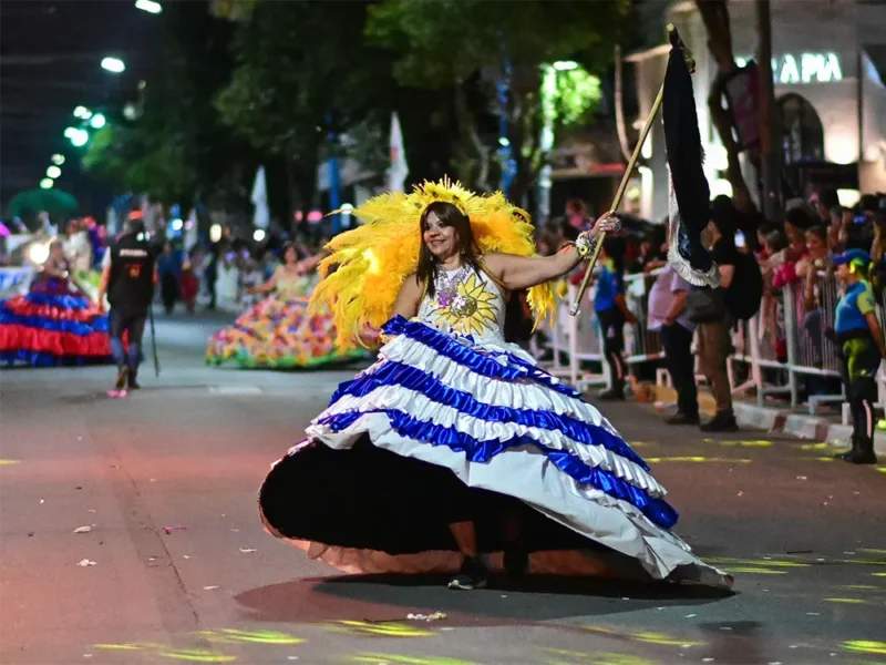 Las Soñadoras de Paysandú hacen su paso por el desfile de carrozas