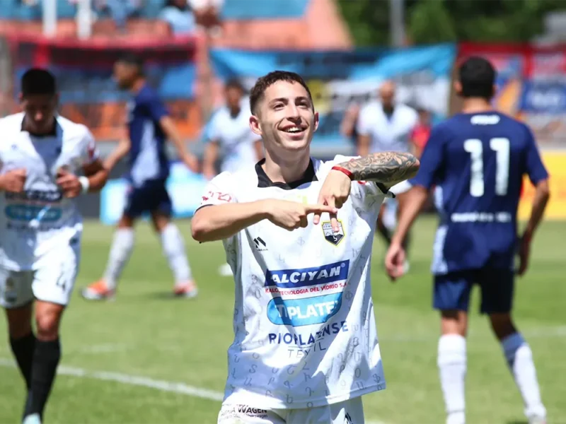 Venetucci festeja su gol, que puso en ventaja a Armenio ante Acassuso
