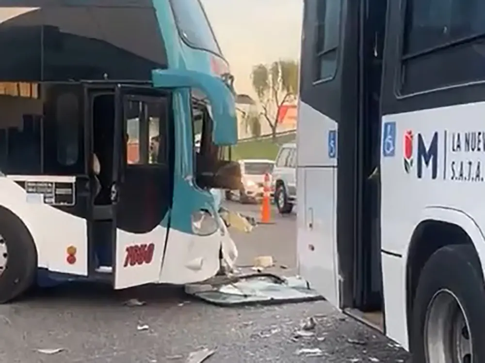 la parte delantera del micro quedó destruida a causa del choque