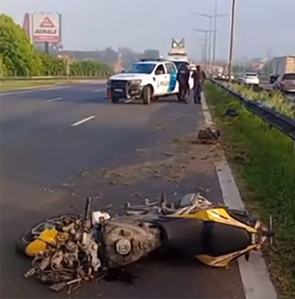 el frente de la moto, tendido en el asfalto, quedó destruido a causa del accidente