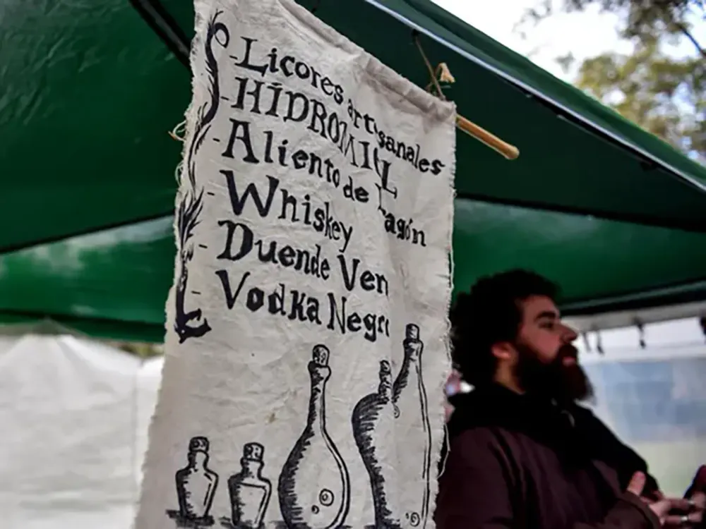 Puesto de gastronomia de Terra Avstralis atendido por un vendedor vestido de época